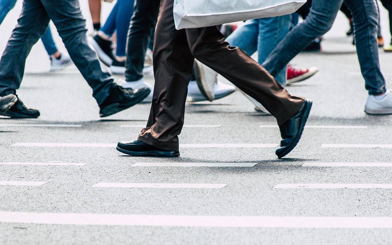 Menschen, die über eine Straße laufen