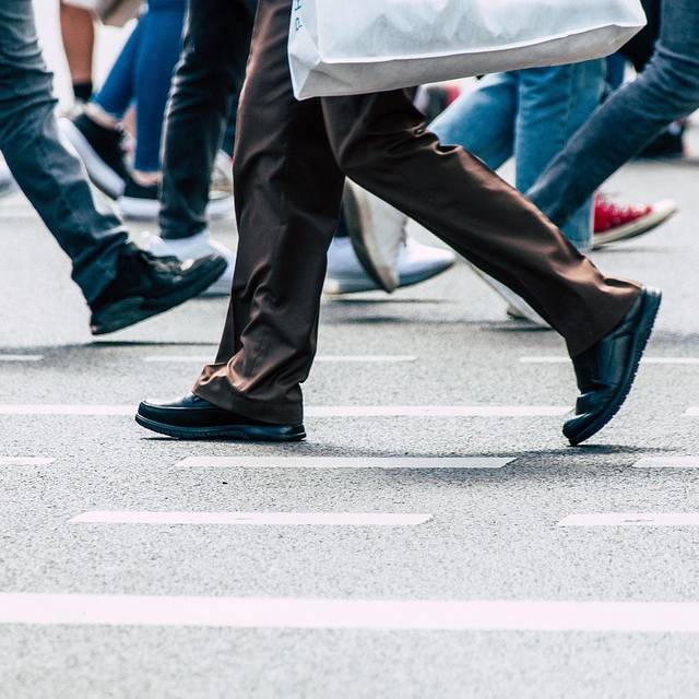 Menschen, die über eine Straße laufen