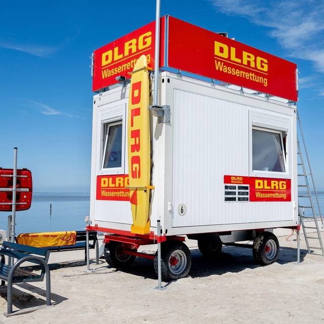 Freiwillige Mitarbeiter der DLRG bewachen viele Badestellen.