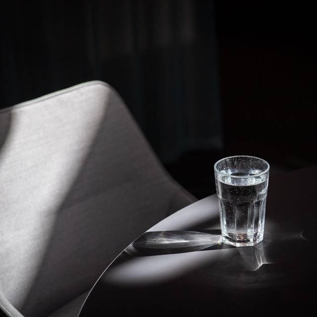 Ein Glas Wasser steht auf einem Tisch