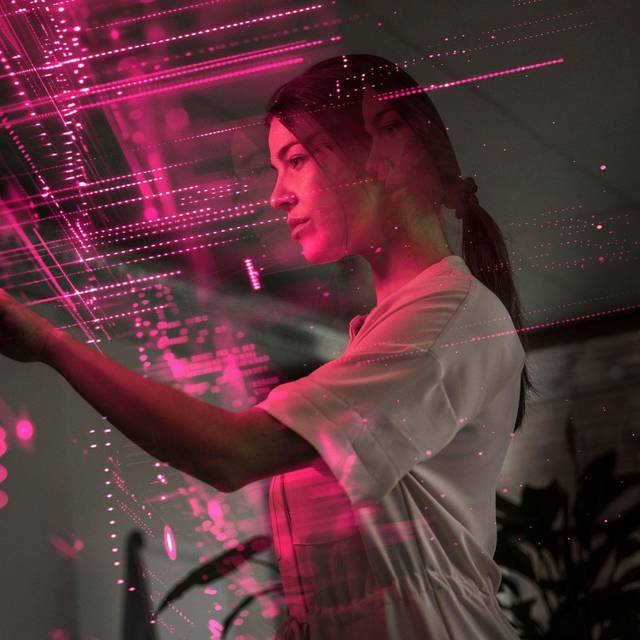 Junge Frau nutzt Technik mit KI-Technologie