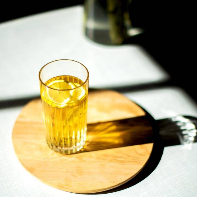 Ein Glas Eistee steht auf einem Tisch