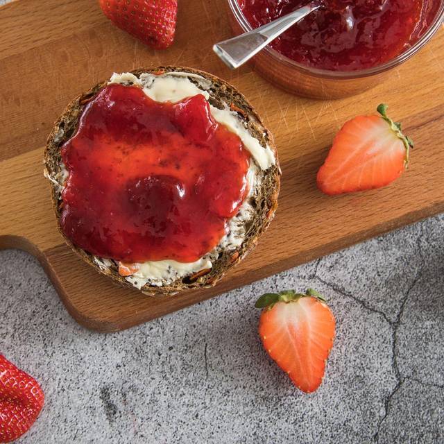 Ein Brötchen mit Erdbeermarmelade