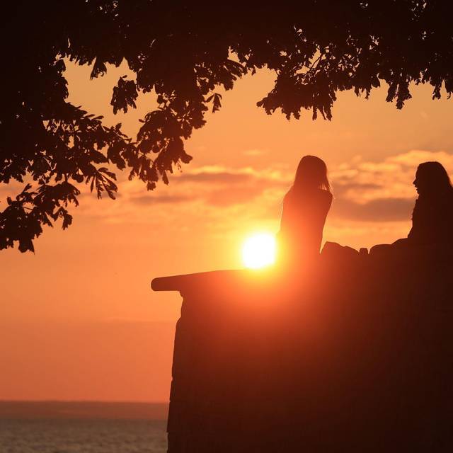 Zwei Frauen unterhalten sich bei Sonnenuntergang
