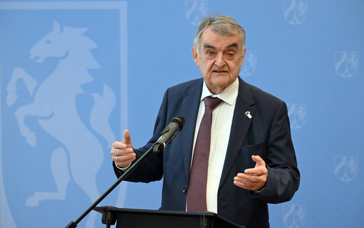 Herbert Reul (CDU), Innenminister von Nordrhein-Westfalen, spricht auf einer Pressekonferenz. Ein 27 Jahre alter Mann ist in Essen wegen Terrorverdachts von einer Spezialeinheit der Polizei festgenommen worden.