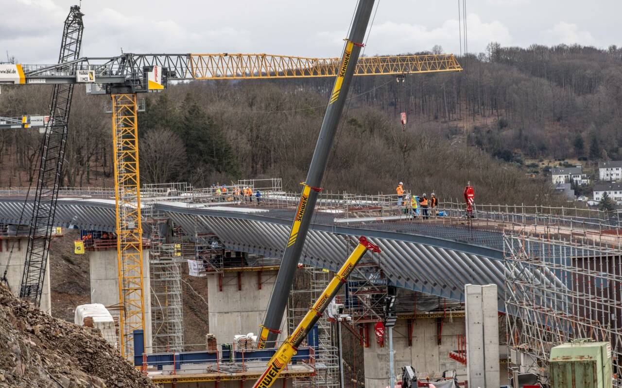 Bei einer "Stahlhochzeit" der Rahmede-Talbrücke werden die beiden Brückenhälften zusammengeführt, um verschweißt werden zu können
