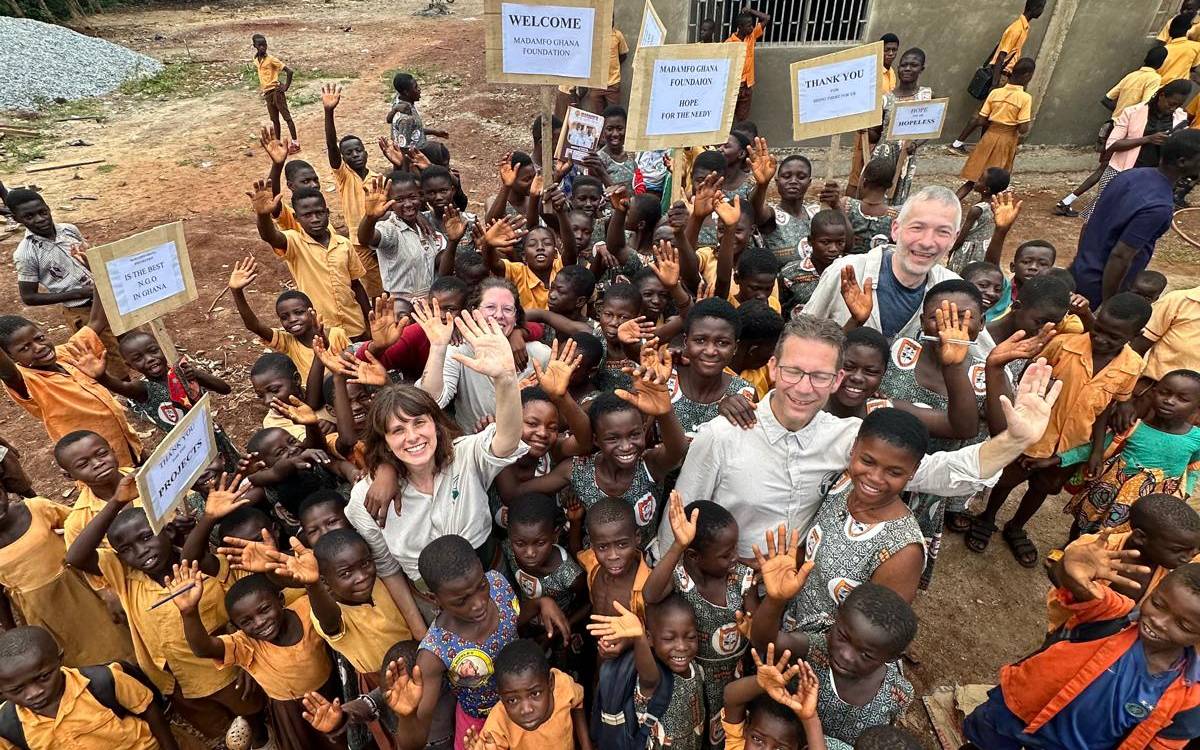 zu sehen ist eine Gruppe von Kindern in Ghana