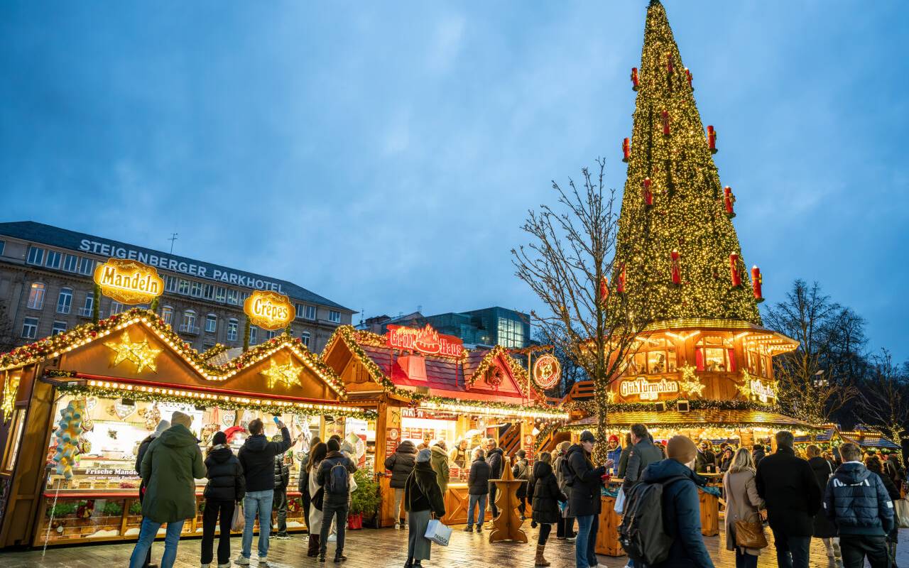 Eindrücke rund um den Weihnachtsmarkt in Düsseldorf mit dem geschmückten Weihnachtsbaum an der Königsallee