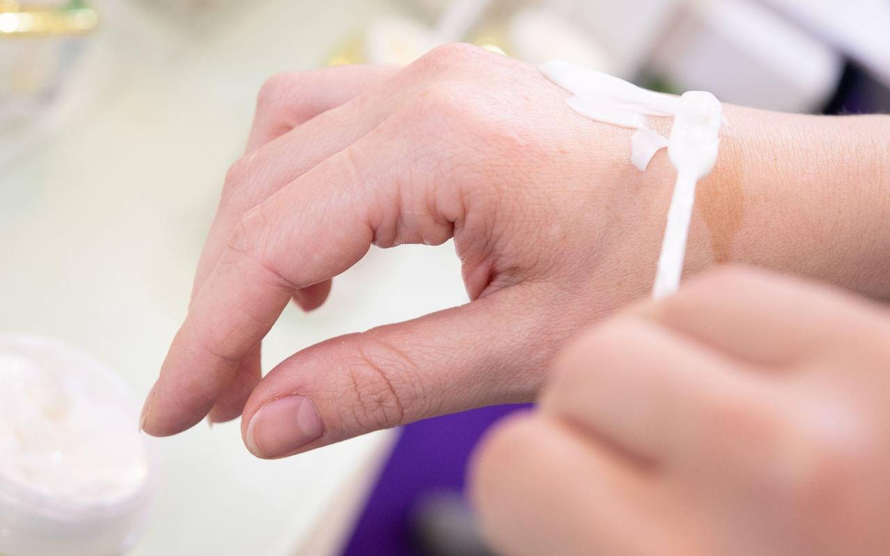 Ein Frau testet eine Handcreme