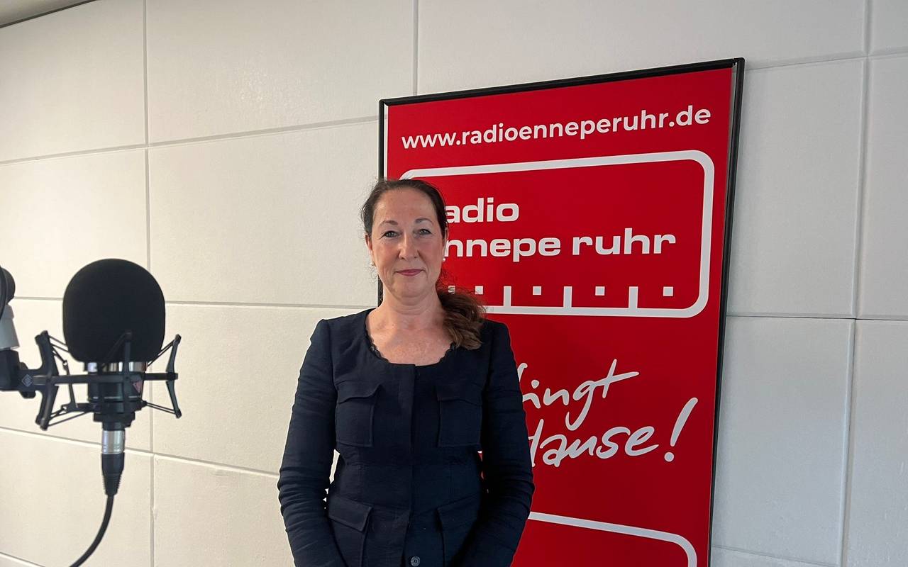 Zu sehen ist die Bürgermeisterin von Herdecke im Studio von Radio Ennepe Ruhr.