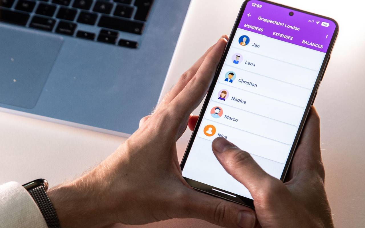 Mann nutzt die App «Split it Easy»