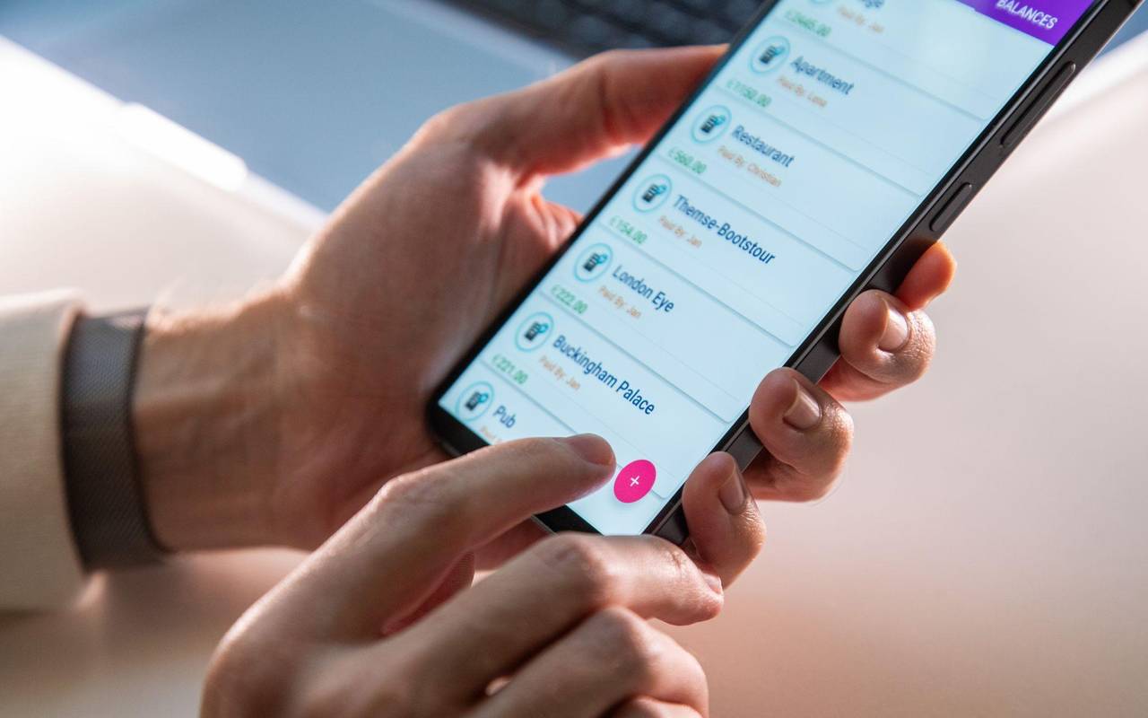 Mann nutzt die App «Split it Easy»