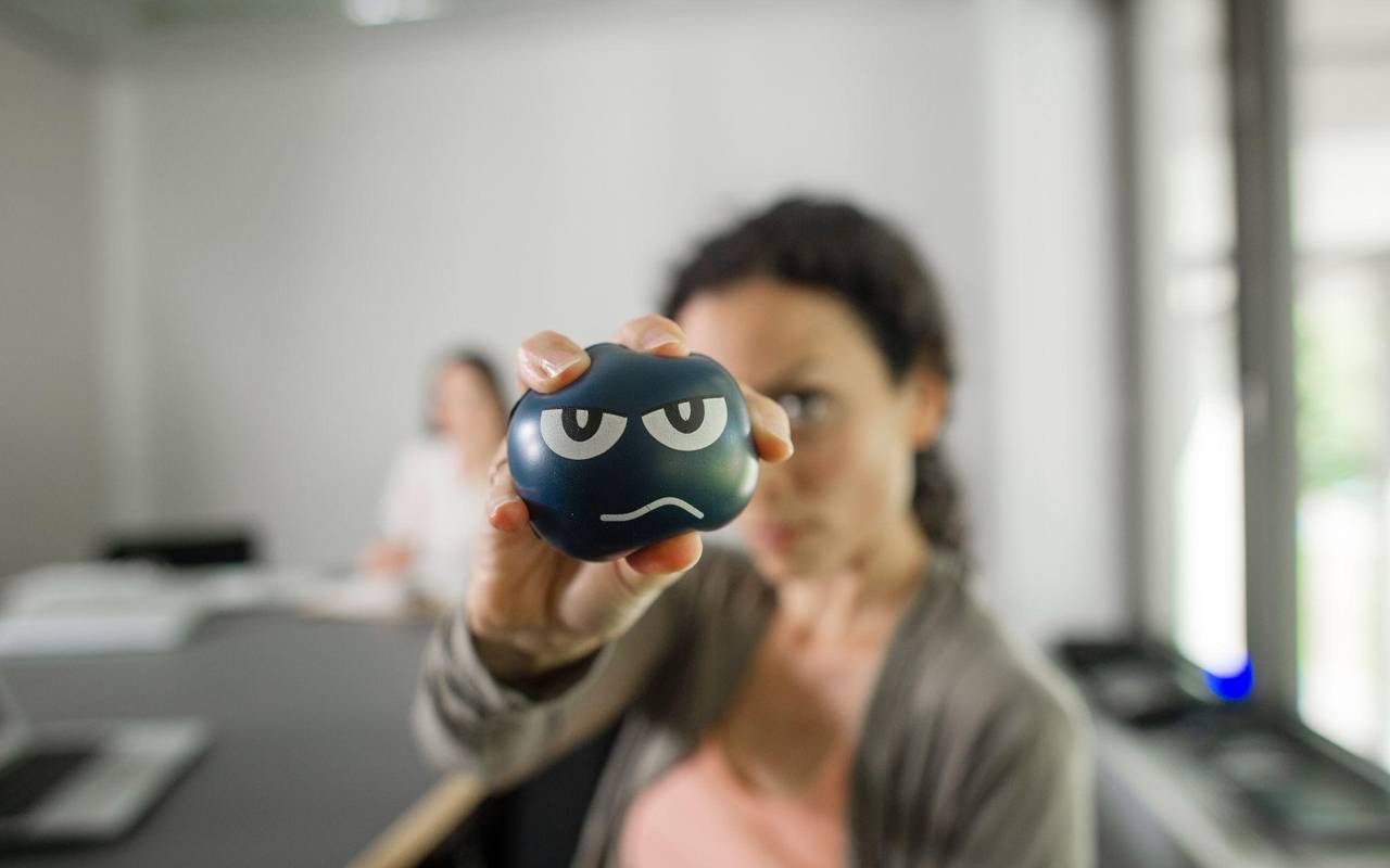 Eine Frau nutzt im Büro einen Anti-Aggressionsball