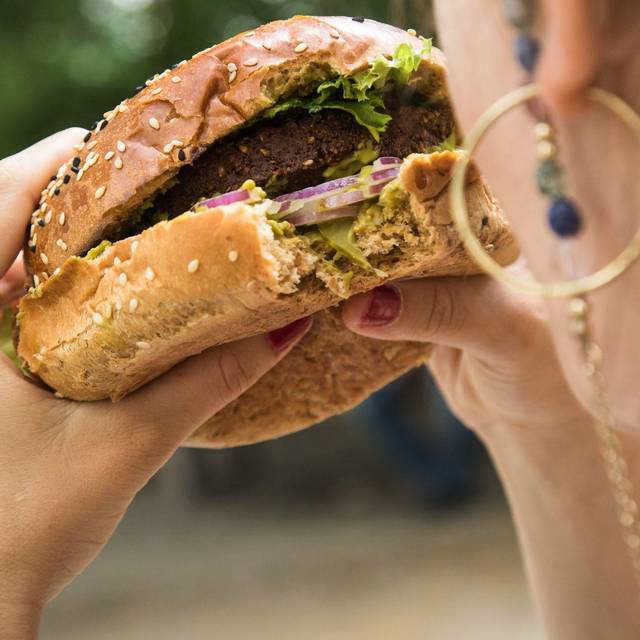 Frau isst einen Burger