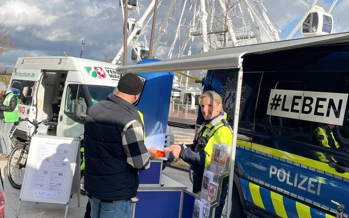 Beratungsgespräch bei der Verkehrssicherheitsaktion am Bochumer Ruhrpark