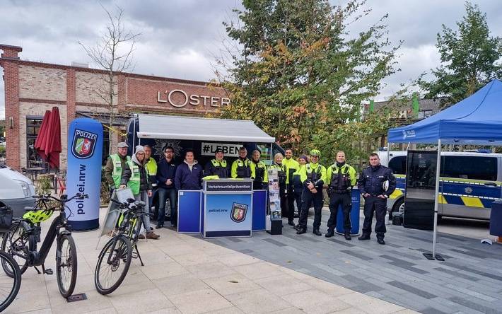 Gruppenfoto der Verkehrssicherheitsaktion am Bochumer Ruhrpark