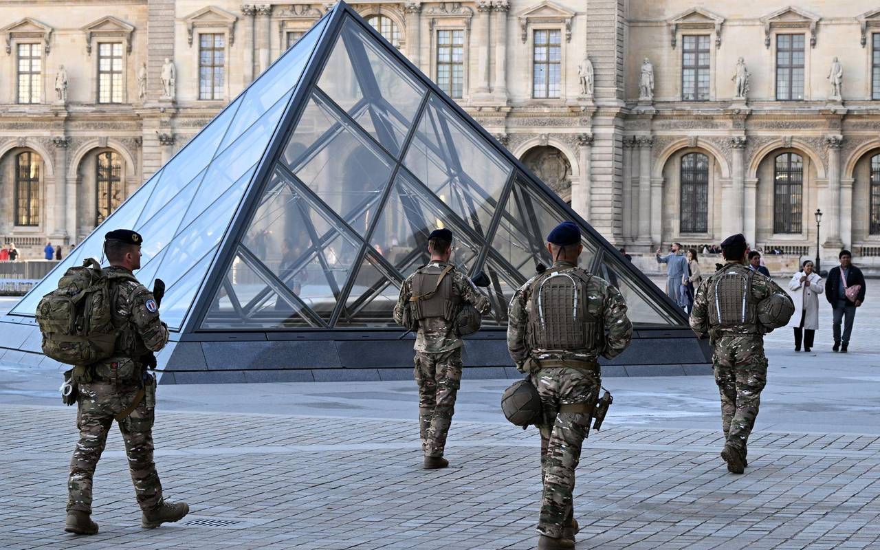 Nach Raubüberfall auf Louvre in Paris