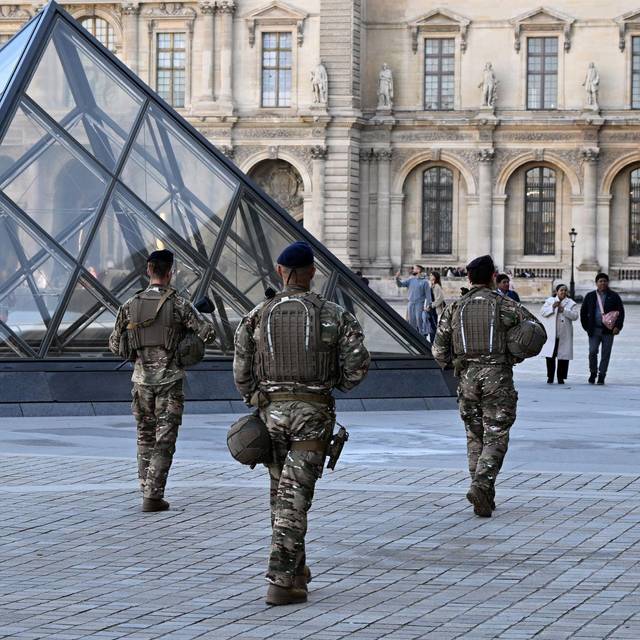 Nach Raubüberfall auf Louvre in Paris