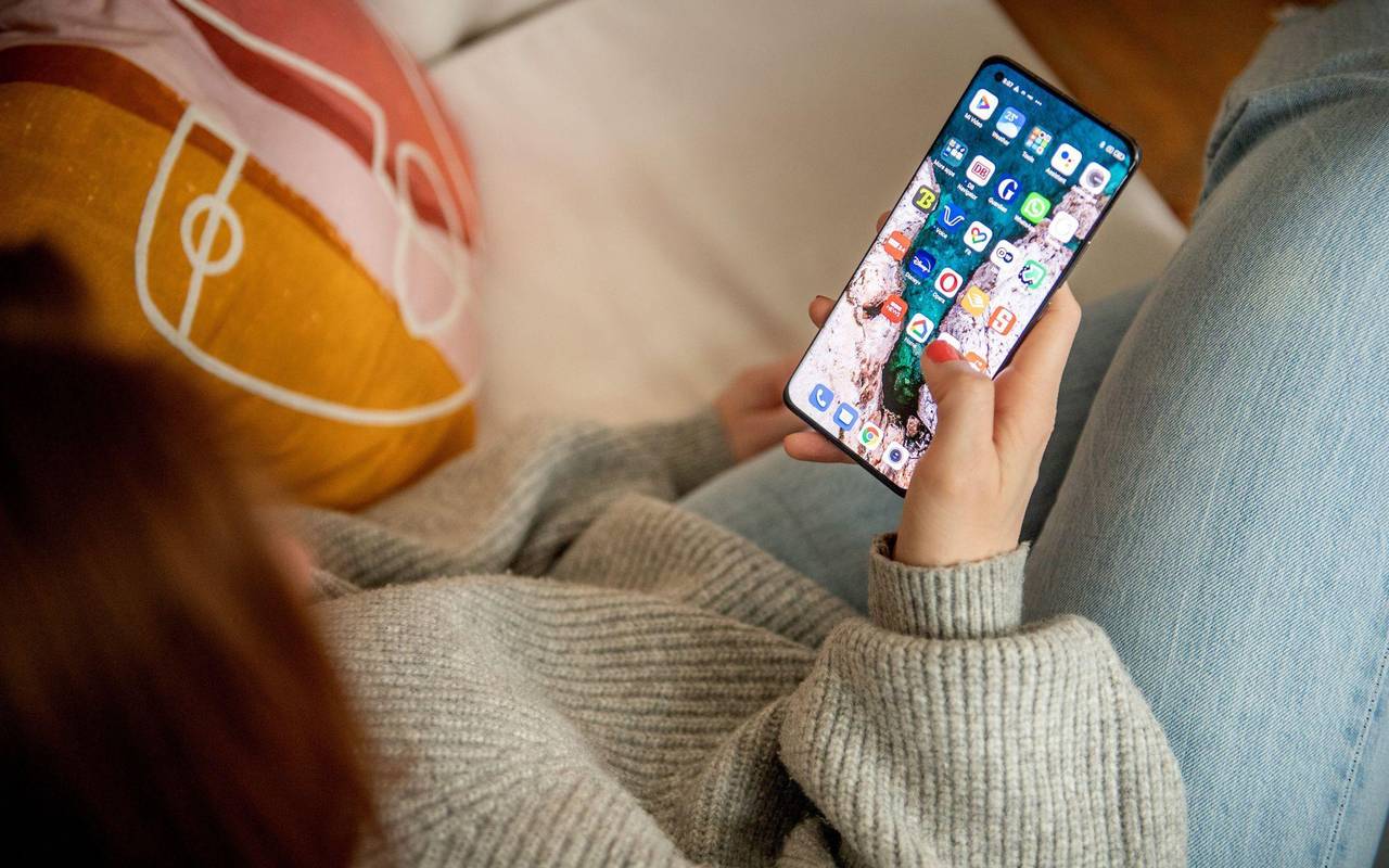 Verschiedene Apps sind auf einem Smartphone zu sehen