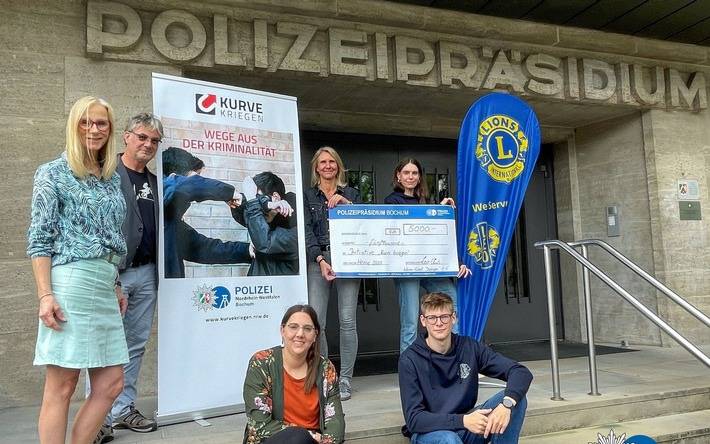 Übergabe des Spendenschecks des Leo-Hilfswerks Wanne-Eickel an das Polizeipräsidium Bochum