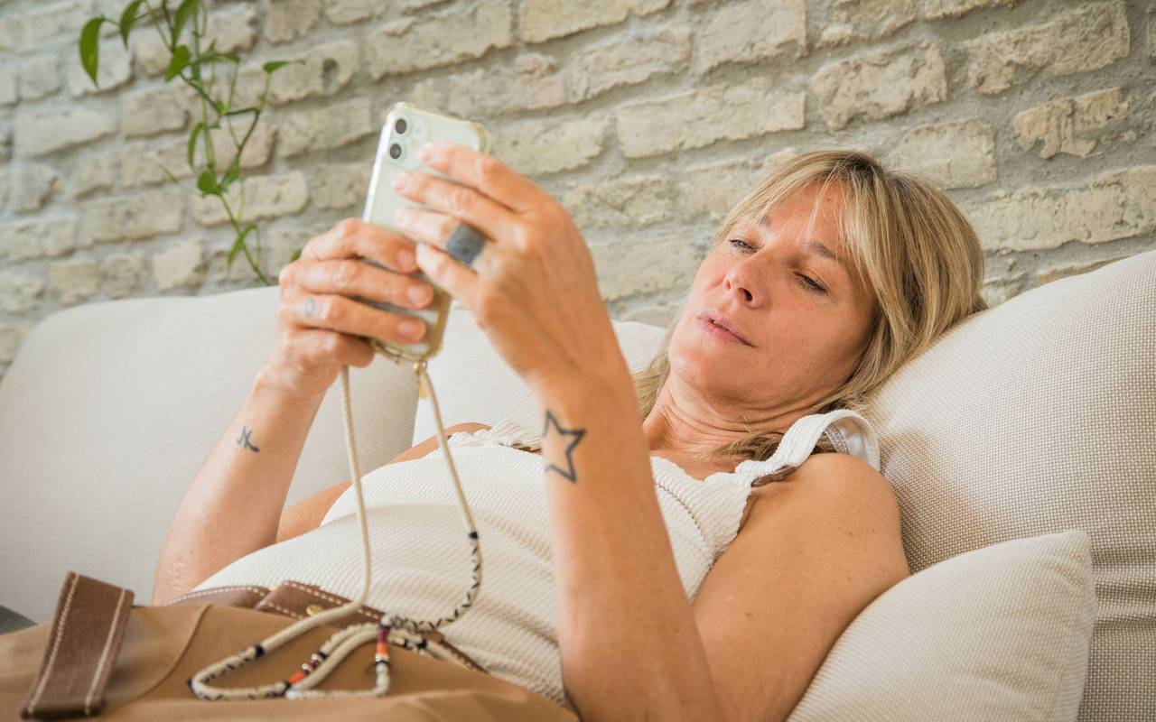 Frau mit Smartphone im Wohnzimmer