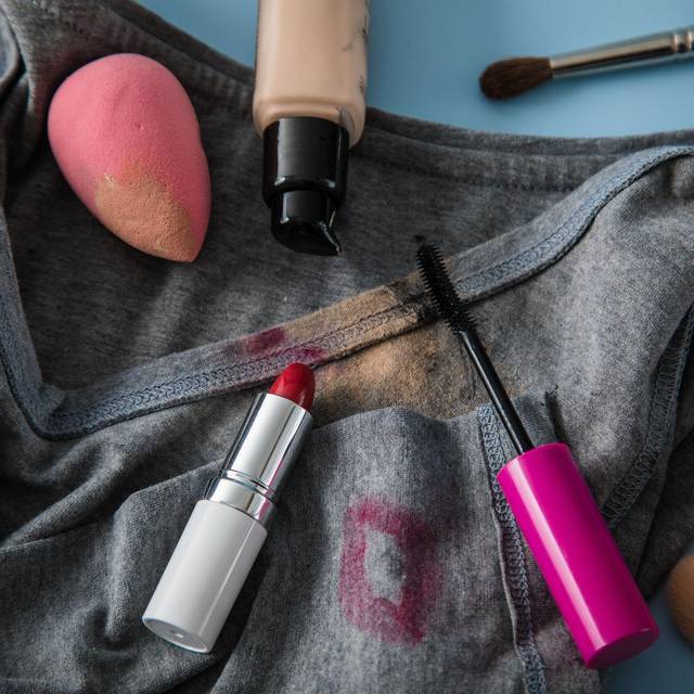 Make-up Flecken auf einem Kleidungsstück