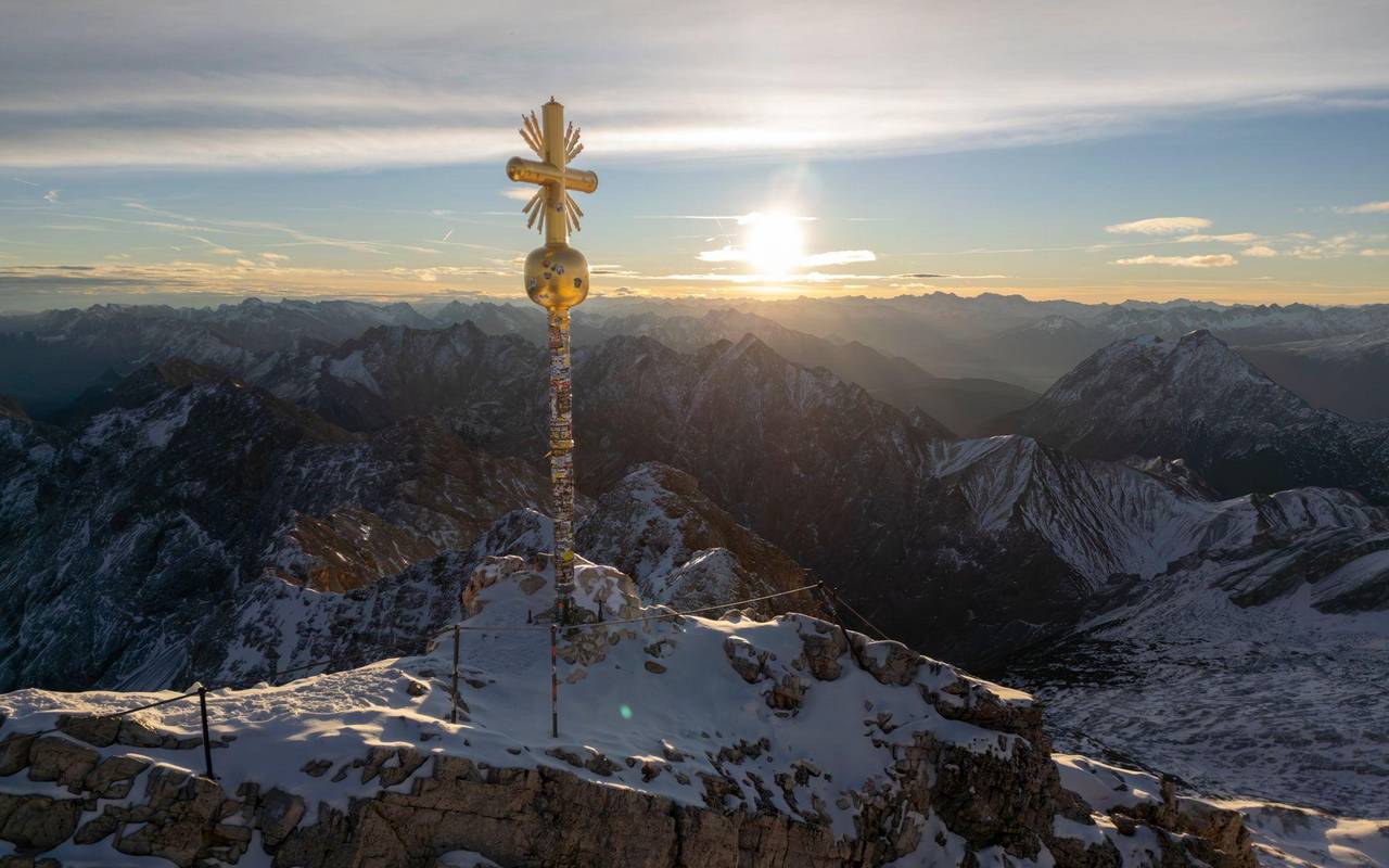 Zugspitz-Gipfelkreuz wird ins Tal geflogen und restauriert