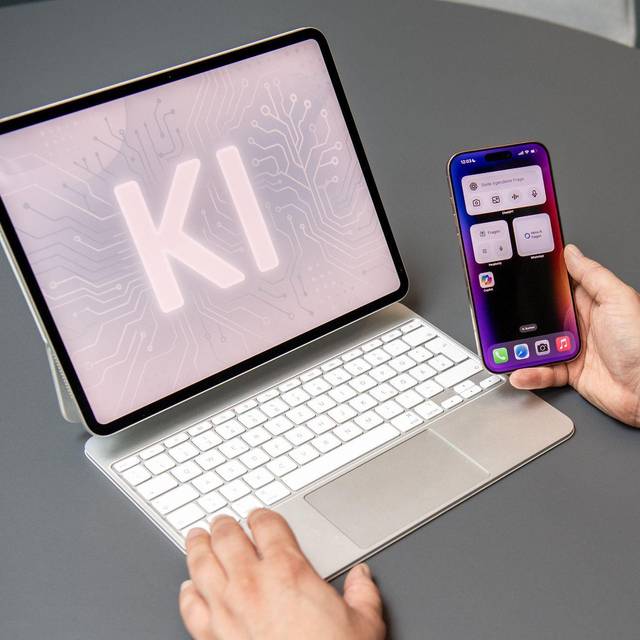 Ein Mann nutzt einen KI-Assistenten auf einem iPad und iPhone