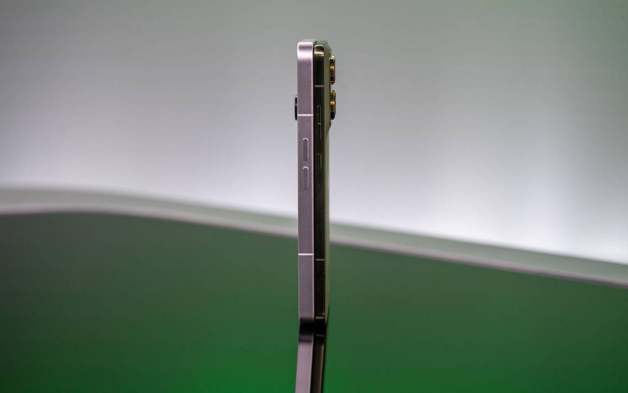 Das neue Motorola Edge 70 (r) neben dem Nothing Phone 3 (l)