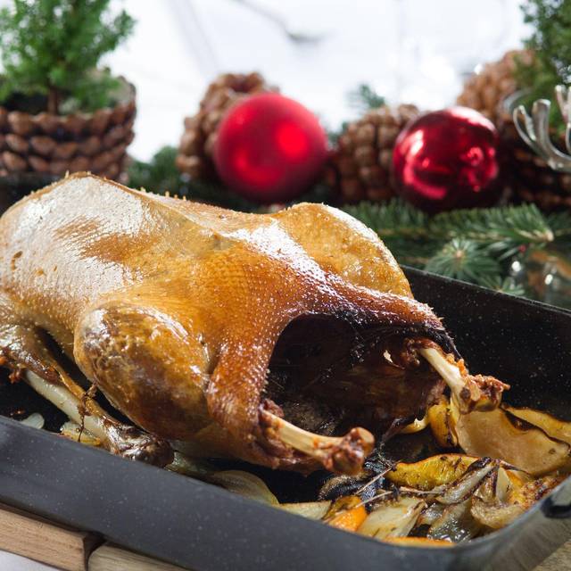 Ein Gänsebraten steht auf einem festlich gedeckten Tisch