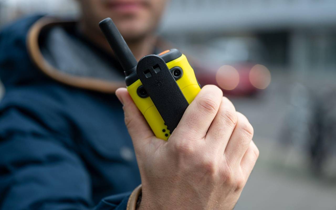 Ein Mann hält ein Walkie-Talkie in seiner Hand