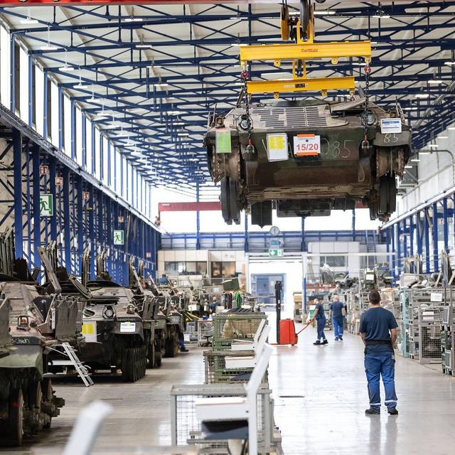 Panzer vom Typ Marder in der Fertigungshalle von Rheinmetall