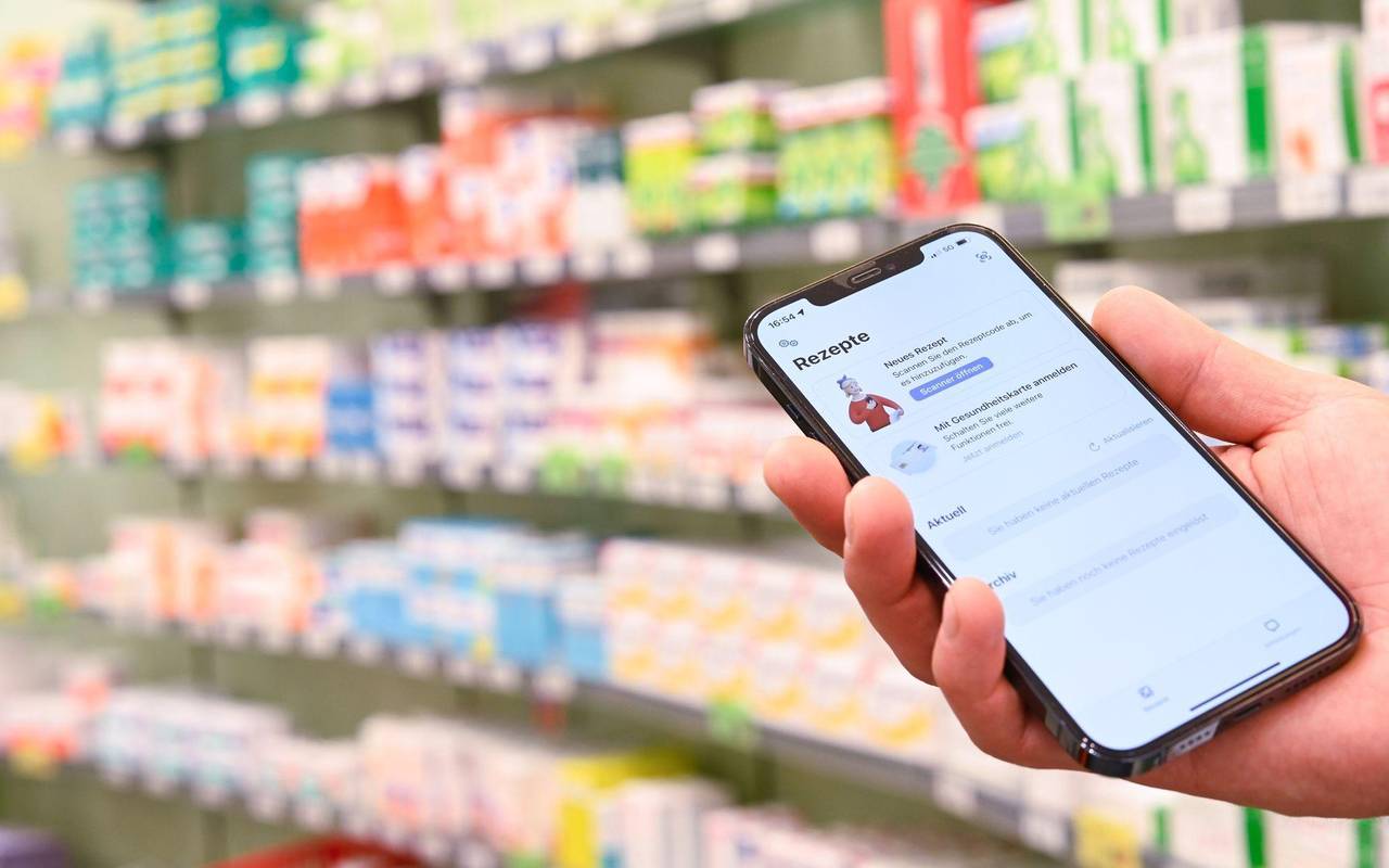 E-Rezept ist auf einem Smartphone zu sehen