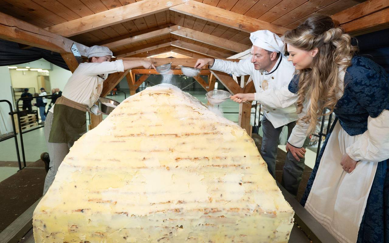 Dresdner Bäcker arbeiten an Riesenstollen für das Stollenfest