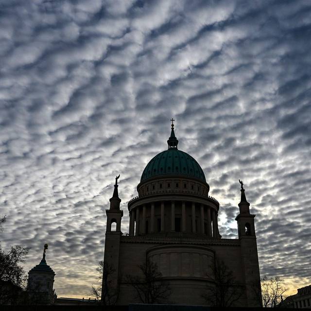 Wolken über der Nikolaikirche