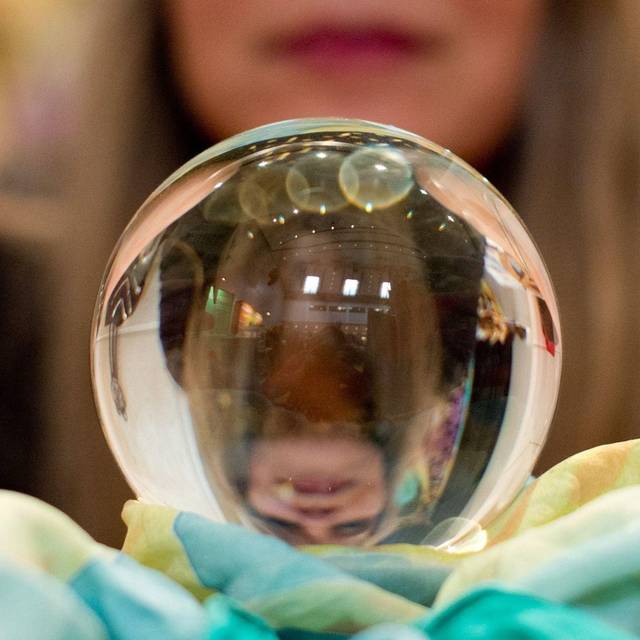 Wahrsagerin mit Kristallkugel