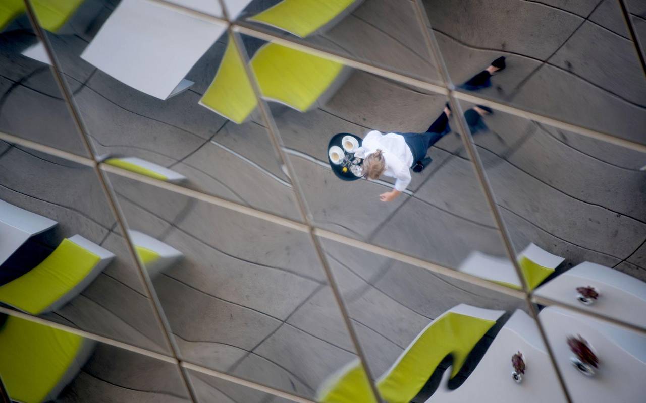 Das Spielgelbild einer Bedienung