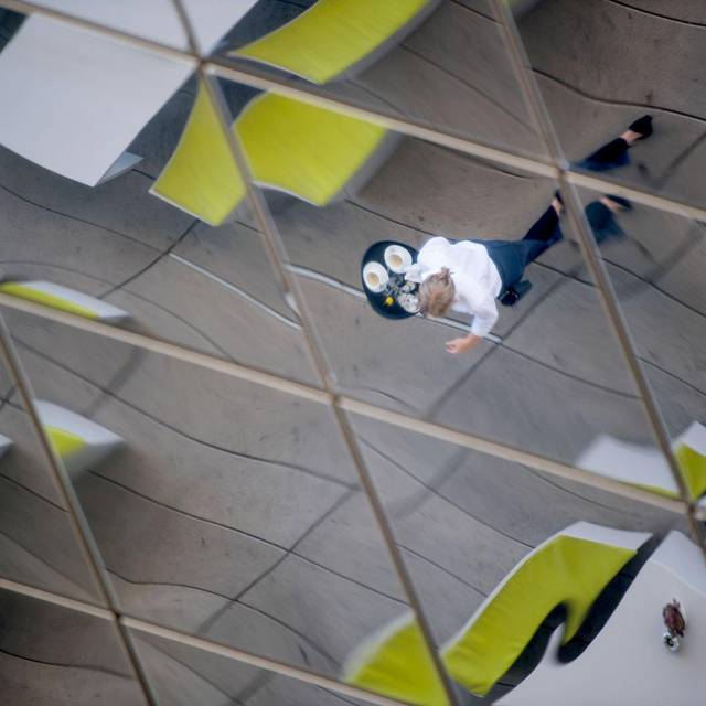 Das Spielgelbild einer Bedienung