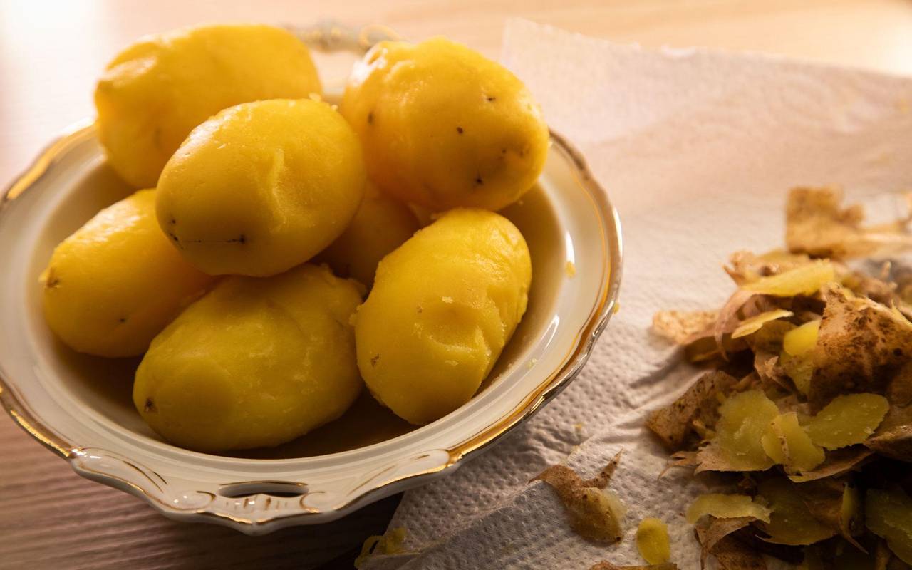 Gepellte Kartoffeln liegen in einer Schüssel