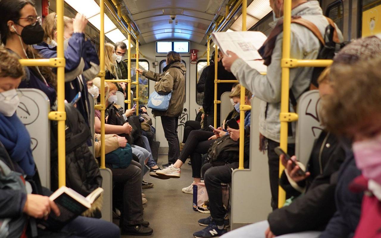 Hohes Fahrgastaufkommen in einer U-Bahn