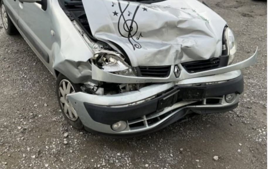 zu sehen ist ein kaputtes Auto