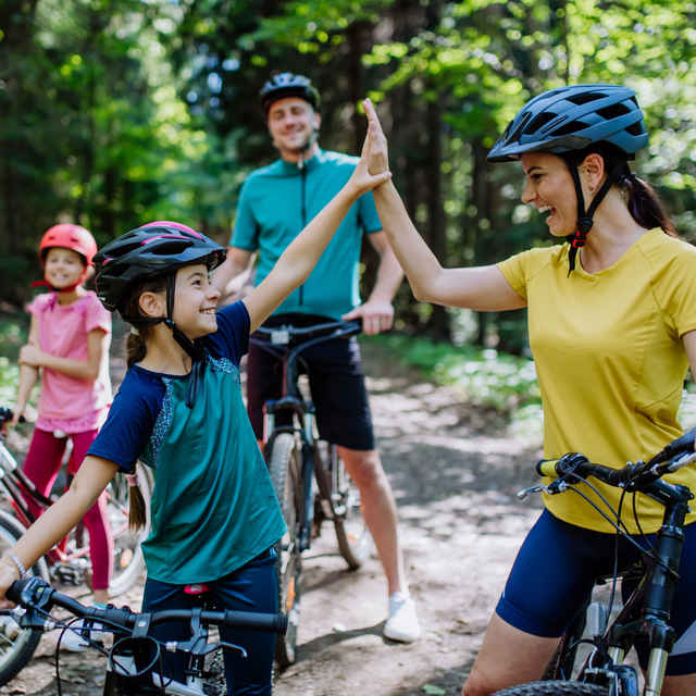 Weltfahrradtag: Fahrradfahren mit der ganzen Familie, Highfive