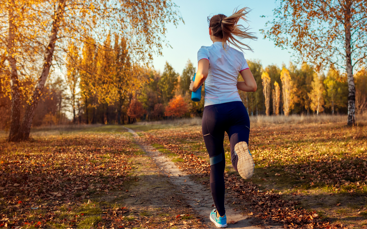 Fit durch den Herbst - Frau beim Sport