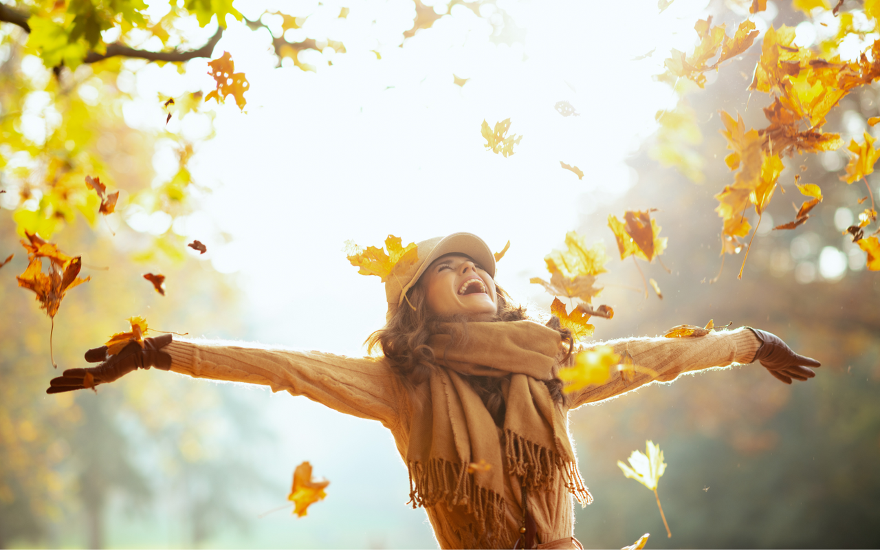 Fit durch den Herbst - glückliche Frau im Wald