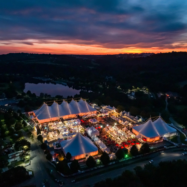 Blick von oben auf das Zeltfestival Ruhr am Kemnader See.