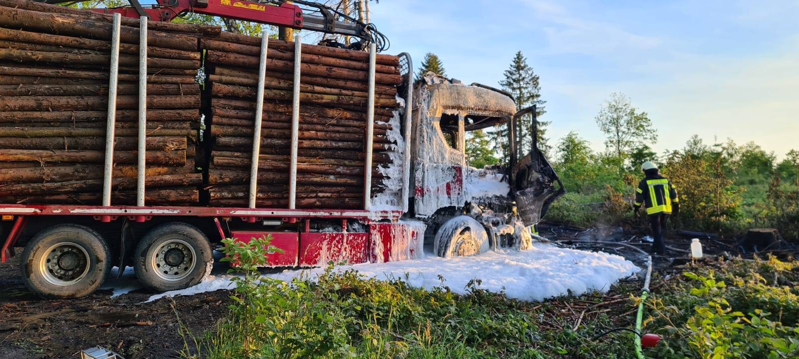 Holz-Lkw in Brand geraten