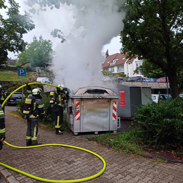 Ein Einsatztrupp der Feuerwehr Wetter löscht einen Containerbrand
