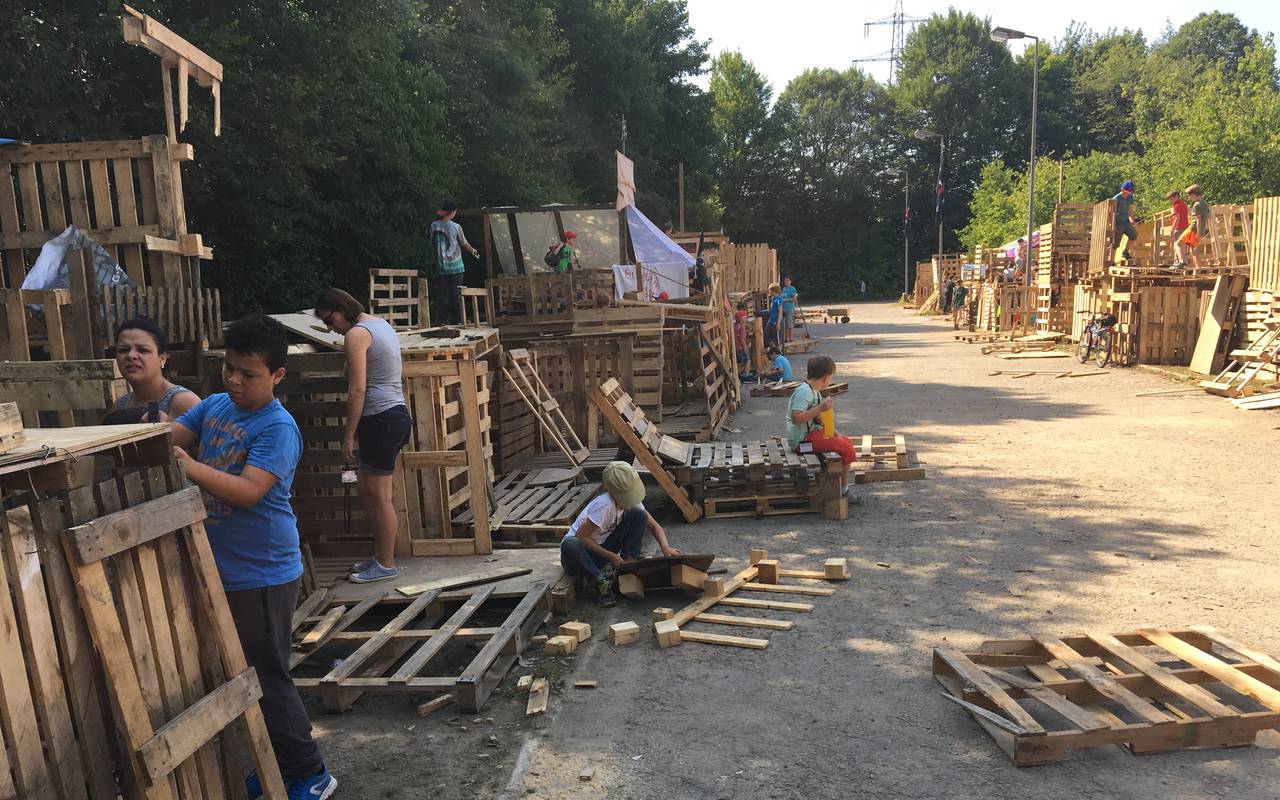 In den Sommerferien bietet die Stadt Herdecke, wie schon seit über 30 Jahren eine Ferienaktin auf dem Abenteuerspielplatz am Kalkheck an. Über 300 Kinder bauen hier unter dem otto "Piraten" drei Wochen lang Holzhütten.