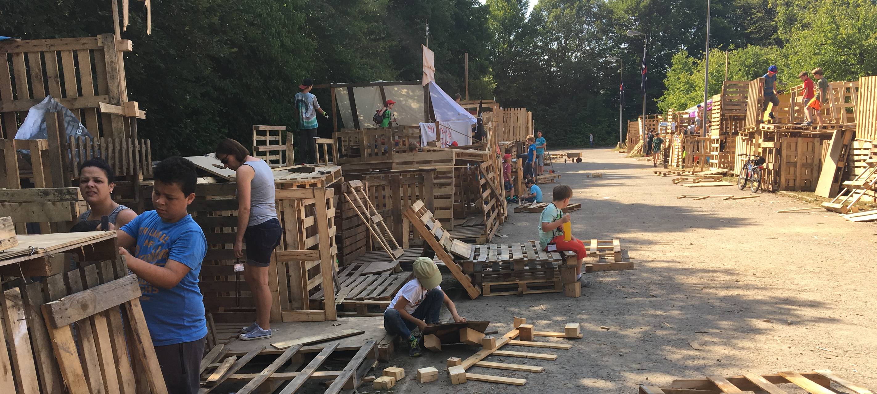 In den Sommerferien bietet die Stadt Herdecke, wie schon seit über 30 Jahren eine Ferienaktin auf dem Abenteuerspielplatz am Kalkheck an. Über 300 Kinder bauen hier unter dem otto "Piraten" drei Wochen lang Holzhütten.