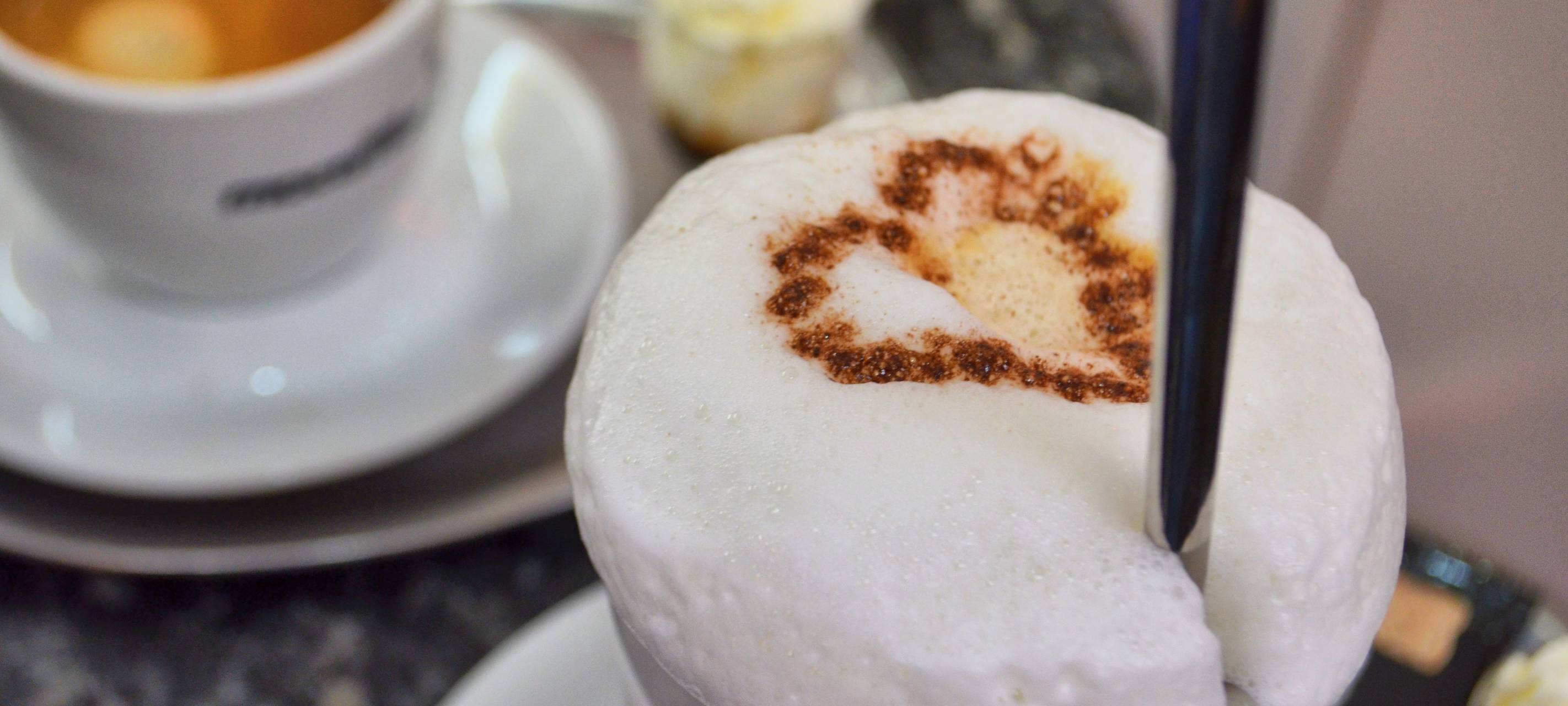 Herz auf einem Cafe im Eiscafe Rizzuti, das Bedüprftigen Getränke schenkt.